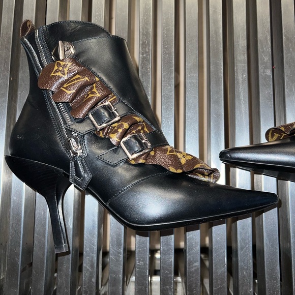 RARE Authentic Louis Vuitton Worn once Sz 7.5 Janet Boots. 4 1/2 inch heel - Picture 10 of 10